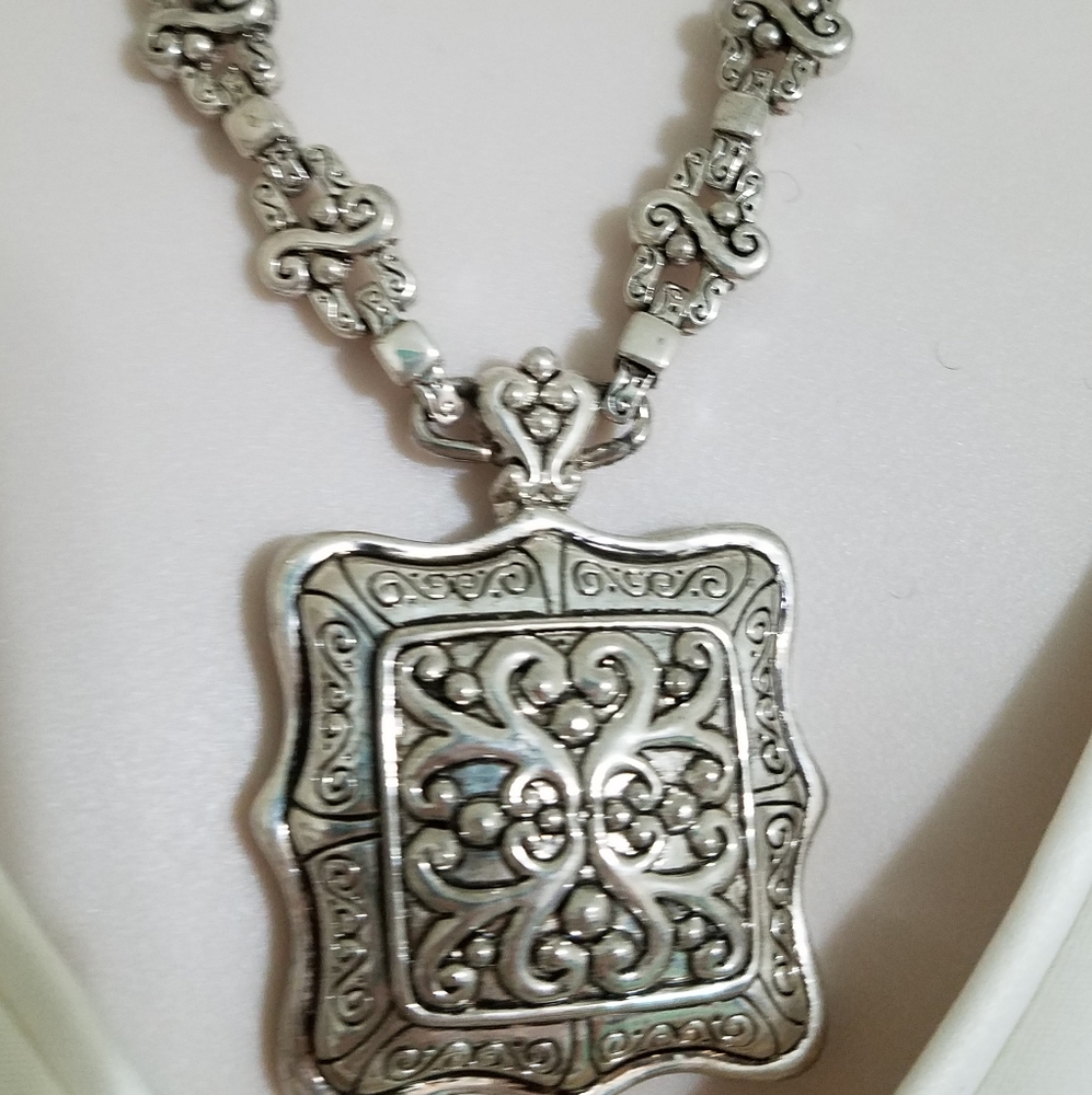 Filigree statement necklace - Picture 2 of 8